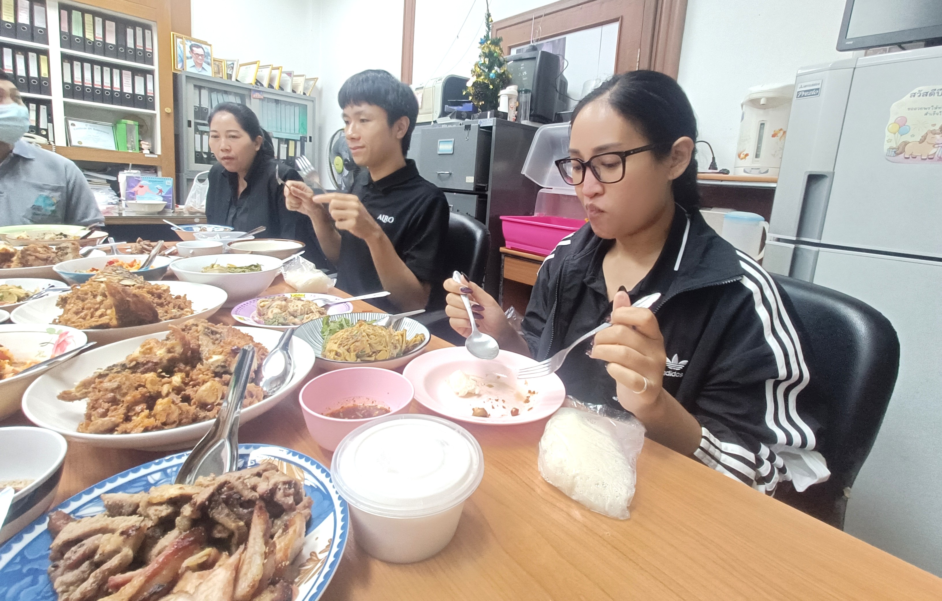 title - กลุ่มพัฒนาระบบบริหาร ส.ป.ก. ร่วมทำกิจกรรมหิ้วปิ่นโตรับประทานอาหารร่วมกัน 